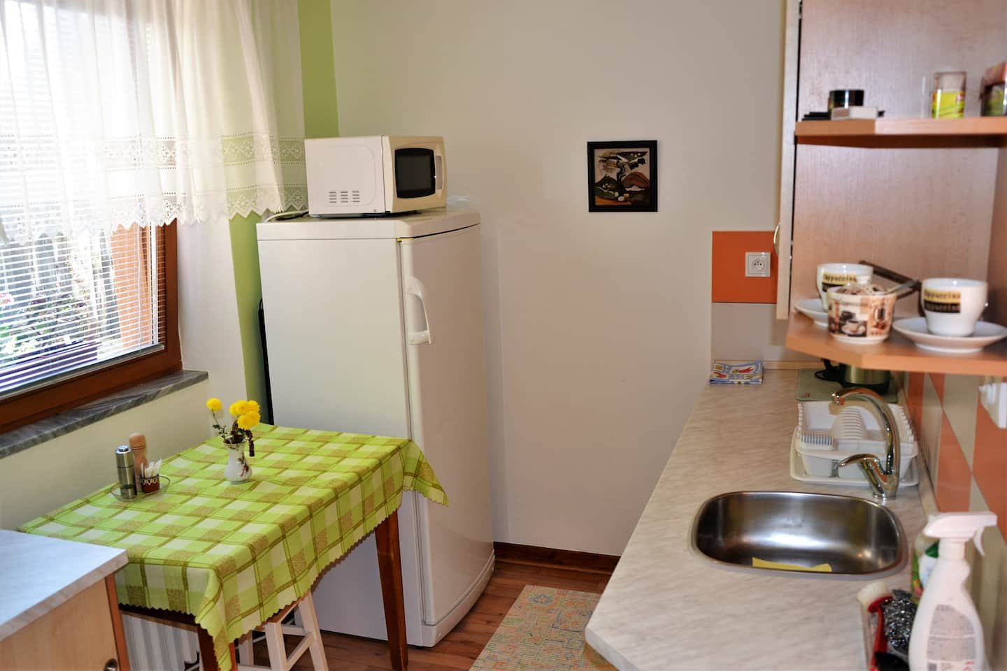 Kuchyně s lednicí a stolkem u okna
