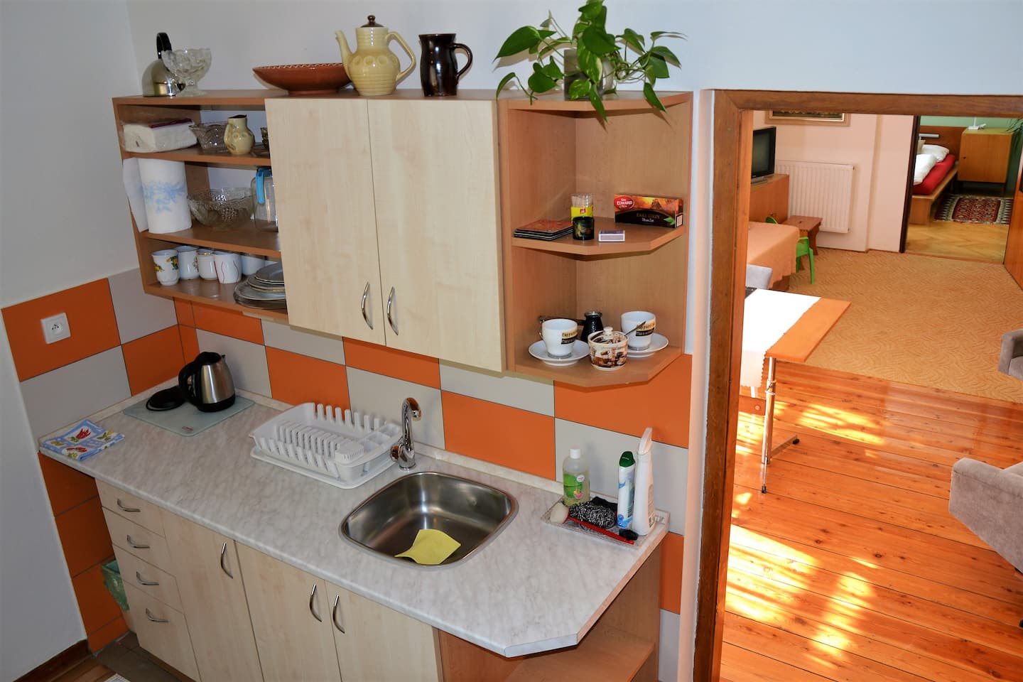 Kuchyňská linka s oranžovými kachličkami