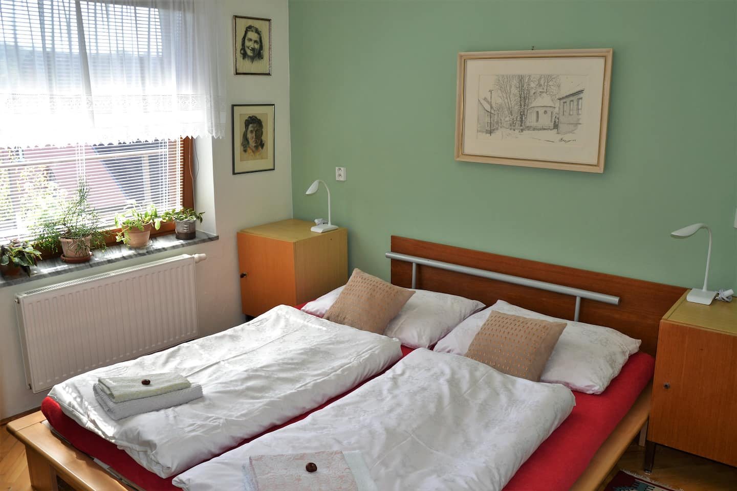 Ložnice s oknem a květinami