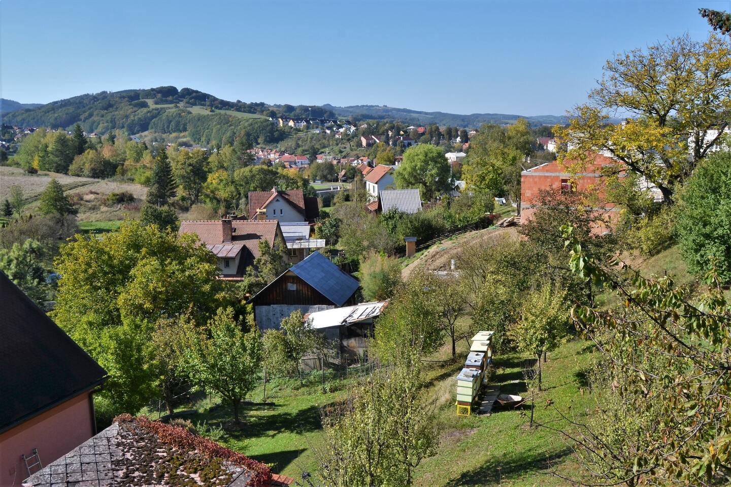 Výhled ze zahrady přes střechy Vizovic na kopce